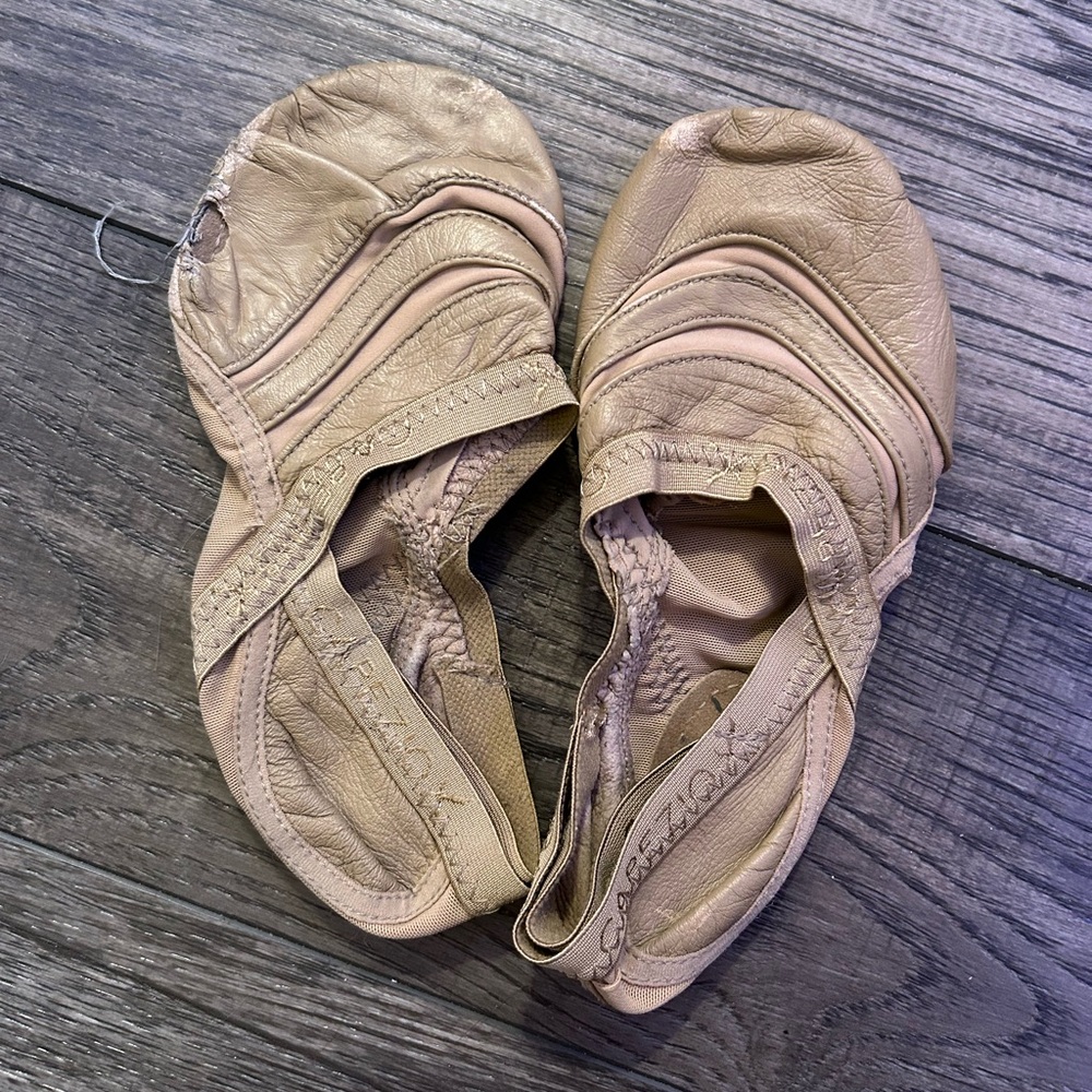 Used Tan FreeForms Capezio Size 8 Women’s